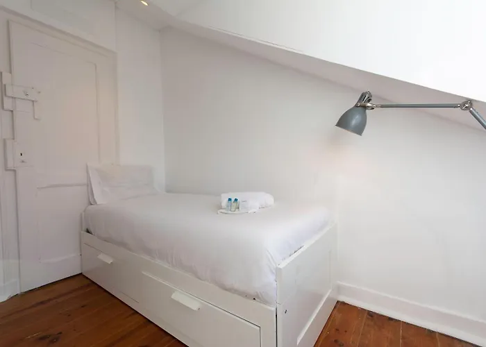 Amidst The Rooftops Of 公寓 *