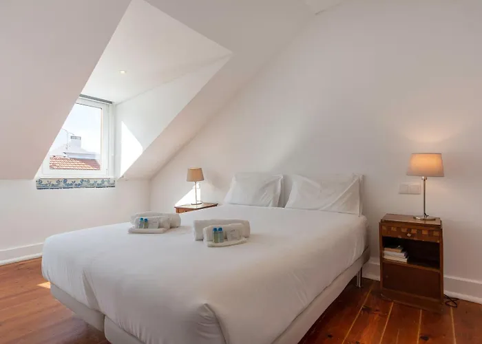 Amidst The Rooftops Of 公寓