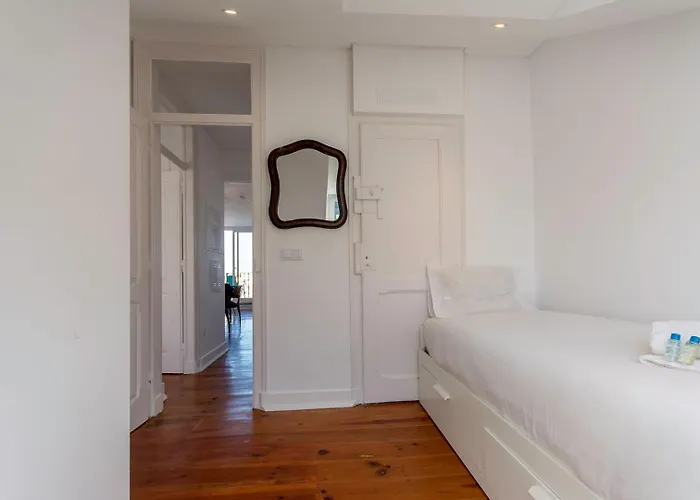 アパート Amidst The Rooftops Of *