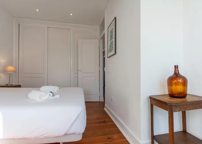 アパート Amidst The Rooftops Of *